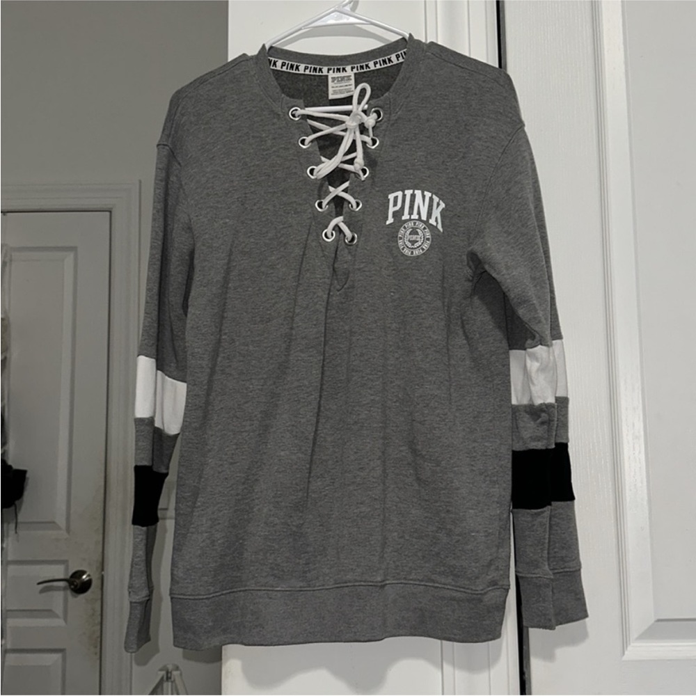 🔴 VS Pink Varsity Gray Top - Picture 2 of 8